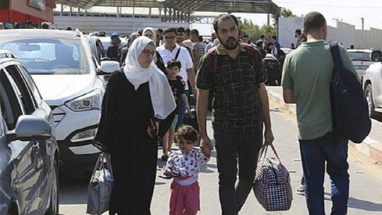 라파 지역에서 국경이 열리길 기다리는 팔레스타인인들. [AP=연합뉴스]